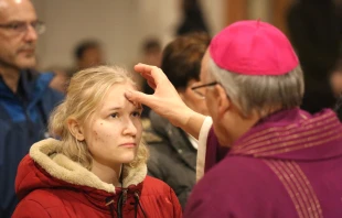 Bischof Rudolf Voderholzer zeichnet am Aschermittwoch, 26. Februar 2020 das Aschekreuz auf die Stirn der Gläubigen im Dom zu Regensburg.  / Julia Wächter