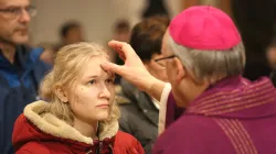 Bischof Rudolf Voderholzer zeichnet am Aschermittwoch, 26. Februar 2020, das Aschenkreuz auf die Stirn der Gläubigen im Dom zu Regensburg.  / Julia Wächter