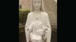 Beschädigte Statue im Bistum Brooklyn (New York USA). / Bistum Brooklyn