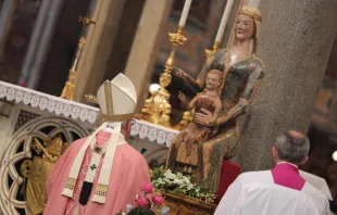 Im fröhlichen Laetare-Gewand betete der Papst vor der Muttergottes in der Lateran-Basilika / CNA/Daniel Ibanez