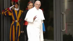 Von wegen "High Noon" oder "Show Down" – Papst Franziskus lacht und grüßt beim Verlassen der Synodenaula am 9. Oktober 2015 / CNA/Daniel Ibanez