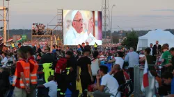 Einsatzkräfte und Pilger bei der Gebetswache am Samstag.  / CNA/Alan Holdren