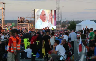 Einsatzkräfte und Pilger bei der Gebetswache am Samstag.  / CNA/Alan Holdren