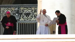 Papst Franziskus bei der Generalaudienz am 16. Mail 2016 auf dem Petersplatz. Links im Bild der Präfekt des Päpstlichen Hauses, Erzbischof Georg Gänswein. / CNA/Daniel Ibanez