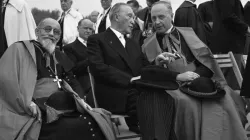 Andere Zeiten: Der bekennende und praktizierende Katholik Adenauer im Gespräch mit Kardinal Joseph Wendel und Bischof Karl Christian Weber am 2. September 1956.  / Bundesarchiv/Rolf Unterberg via Wikipedia (CC-BY-SA 3.0)