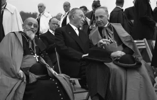 Andere Zeiten: Der bekennende und praktizierende Katholik Adenauer im Gespräch mit Kardinal Joseph Wendel und Bischof Karl Christian Weber am 2. September 1956.  / Bundesarchiv/Rolf Unterberg via Wikipedia (CC-BY-SA 3.0)