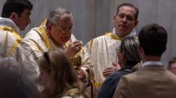 Kardinal Raymond Burke bei der Kommunionspendung im Petersdom / Daniel Ibáñez / EWTN News