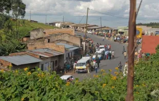 Straße von Burundis Hauptstadt Gitega zur Metropole Bujumbura. / Dave Proffer/flickr. CC BY 2.0 SA