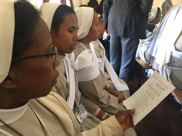 Auch Schwestern anderer Orden - wie diese Klarissen - waren bei der Begegnung anwesend