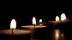 Zum Gedenken der Toten, Opfer und aus Dank für den Einsatz der Helfer haben Christen in Bad Aibling Gottesdienst gefeiert. / Kyasarin via Pixabay (Gemeinfrei)