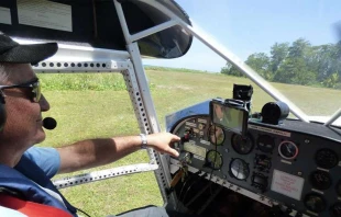 Bischof Capelli an Bord seines kleinen Flugzeuges / Mit freundlicher Genehmigung