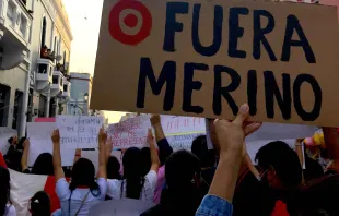 Demonstranten mit Plakaten gegen den peruanischen Übergangs-Präsident Manuel Merino am 12. November 2020  / Wikimedia / Melissa Guadalupe (CC BY-SA 4.0) 