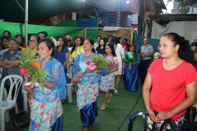 Katholiken aus den Philippinen feiern die Messe vor der Kapelle in Rehovot, Israel.