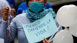 Katholiken beten am 29. Juli 2020 vor dem Obersten Gerichtshof Mexikos.  / Pedro Pardo / AFP via Getty Images