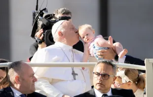 Papst Franziskus beim X. Weltfamilientreffen auf dem Petersplatz in Rom am 25. Juni 2022. / Daniel Ibáñez / CNA Deutsch