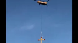 Chinook-Hubschrauber befördert Kreuz zu seinem Standort in Südkalifornien / screenshot