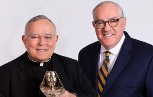 Erzbischof Charles J. Chaput erhält den ersten jährlichen Mutter-Angelica-Preis von EWTN-Geschäftsführer Michael P. Warsaw 
 / EWTN