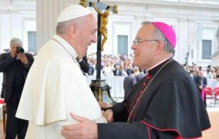 Papst Franziskus mit Erzbischof Charles Chaput bei einer Generalaudienz auf dem Petersplatz / Vatican Media