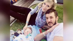 Charlie Gard mit seinen Eltern Chris und Connie.  / Facebook via ACI Prensa