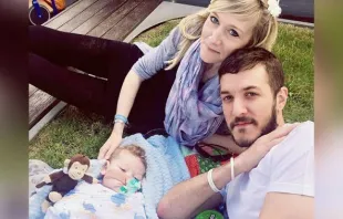 Charlie Gard mit seinen Eltern Chris und Connie.  / Facebook via ACI Prensa