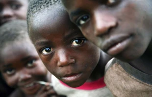 Vertriebene Kinder in der Demokratischen Republik Kongo / Stuart Boulton/Shutterstock