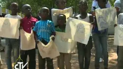 Kinder begrüßen Papst Franziskus im Flüchtlingslager in Bangui. / CTV