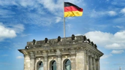 Deutschland-Flagge auf dem Reichstagsgebäude / Christian Paul Stobbe / Unsplash
