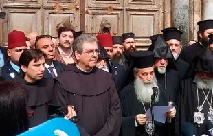 Die Vertreter der christlichen Kirchen vor der Türe der Grabeskirche / Facebook - Kustodie des Heiligen Landes 