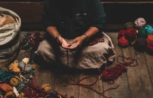 Eine Frau in einem Hilfszentrum in Darjeeling (Indien) / Claire K / Unsplash (CC0) 