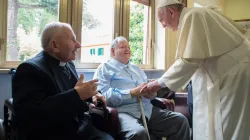 Papst Franziskus begrüßt die betagten Priester, die in der Casa San Gaetano in Rom leben, am 17. Juni 2016. / Vatican Media