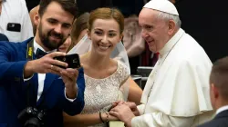 Papst Franziskus mit einem firsch verheirateten Ehepaar. / Daniel Ibáñez / ​CNA Deutsch