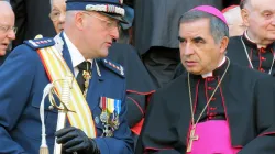 Domenico Giani (links) mit dem damaligen Erzbischof Angelo Becciu bei der Parade zum Fest des Erzengels Michael im Vatikan am 5. Oktober 2012 / Alan Holdren / CNA Deutsch