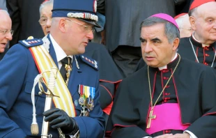 Domenico Giani (links) mit dem damaligen Erzbischof Angelo Becciu bei der Parade zum Fest des Erzengels Michael im Vatikan am 5. Oktober 2012 / Alan Holdren / CNA Deutsch