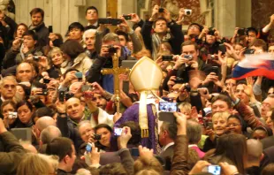 Gläubige umringen Papst Benedikt XVI. am 13. Februar 2013 im Petersdom. / CNA/Stephen Driscoll