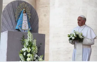 Papst Franziskus bringt der Muttergottes - in Gestalt Unserer lieben Frau von Lujan - am 8. Mai 2013 einen Blumenstrauss / Stephen Driscoll / CNA Deutsch