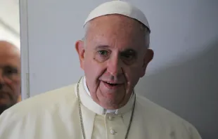 Papst Franziskus bei einer "fliegenden Pressekonferenz" im Jahr 2014. / CNA/Alan Holdren