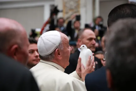 Papst Franziskus hält eine Taube bei seiner Ankunft in der Kathedrale des Heiligen Geistes in Istanbu am 29. November 2014 / CNA/Daniel Ibanez