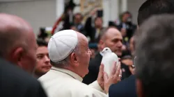 Papst Franziskus hält eine Taube bei seiner Ankunft in der Kathedrale des Heiligen Geistes in Istanbu am 29. November 2014 / CNA/Daniel Ibanez