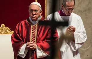 Papst Franziskus im Gebet am Karfreitag im Petersdom am 3. April 2015 / CNA / Catholic Press Photo