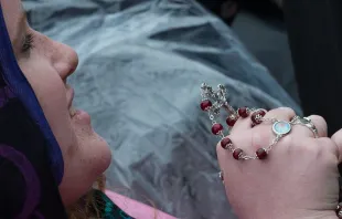 Eine Pilgerin betet den Rosenkranz auf dem Petersplatz am Ostersonntag, 5. April 2015

 / CNA/L'Osservatore Romano