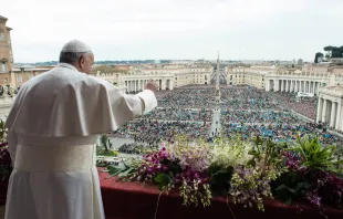 "Urbi et Orbi": Papst Franziskus spendet den Oster-Segen am 5. April 2015. / L'Osservatore Romano