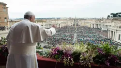 "Urbi et Orbi": Papst Franziskus spendet den Oster-Segen am 5. April 2015. / L'Osservatore Romano