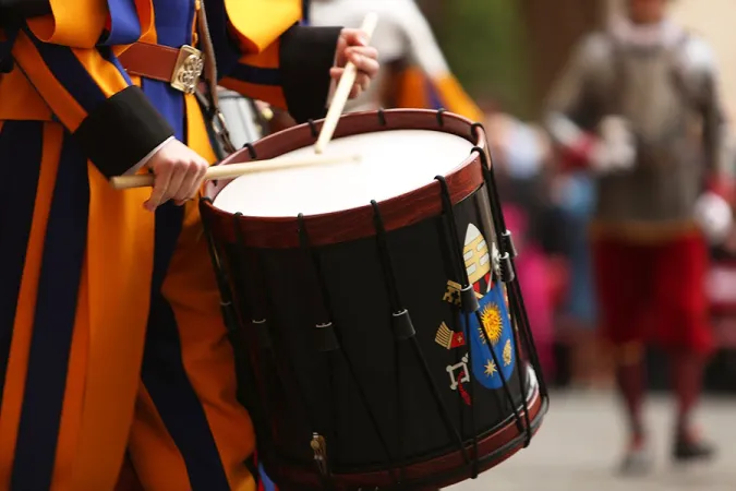 Trommelschläge für Treue und Tapferkeit: Das Wappen des Papstes schmückt das Instrument dieses Gardisten beim Feierlichen Eid am 6. Mai 2015