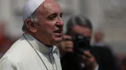 Papst Franziskus auf dem Petersplatz am 27. Mai 2015. / CNA/Daniel Ibanez