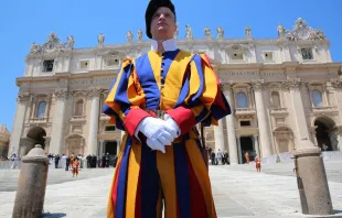 Ein Schweizergardist vor dem Petersdom am 10. Juni 2015 / CNA/Petrik Bohumil