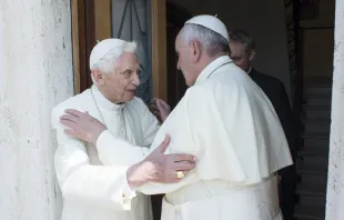 Papst Franziskus und Papst emeritus Benedikt XVI. am 30. Mai 2015 / L'Osservatore Romano