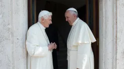 Papst Franziskus und Papst emeritus Benedikt XVI vor dem Kloster Mater Ecclesiae im Vatikan am 30. Juni 2015. / L'Osservatore Romano