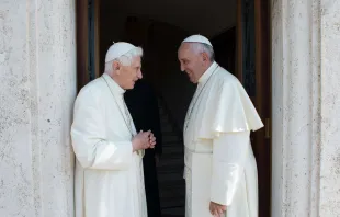 Papst Franziskus und Papst emeritus Benedikt XVI vor dem Kloster Mater Ecclesiae im Vatikan am 30. Juni 2015.
 / Osservatore Romano (LOR)