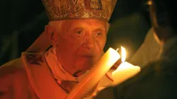 Benedikt beim Entzünden der Osterkerze in der Osternacht im Petersdom am Samstag, 7. April 2012. / L'Osservatore Romano/CNA Deutsch