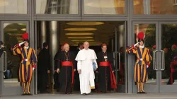 Papst Franziskus verläßt die Audienzhalle während der Familiensynode am 9. Oktober 2015. / CNA/Daniel Ibanez